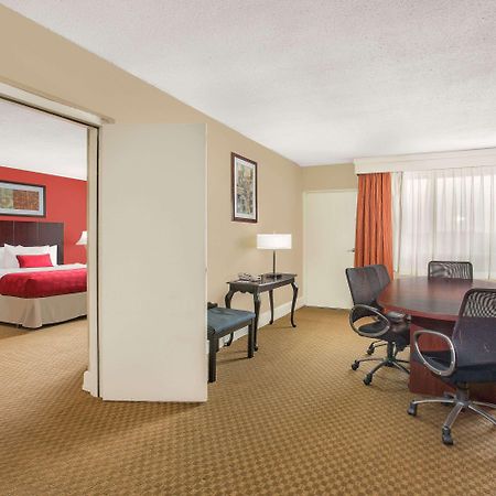 Ramada Plaza By Wyndham Fayetteville Fort Bragg Area Eksteriør bilde