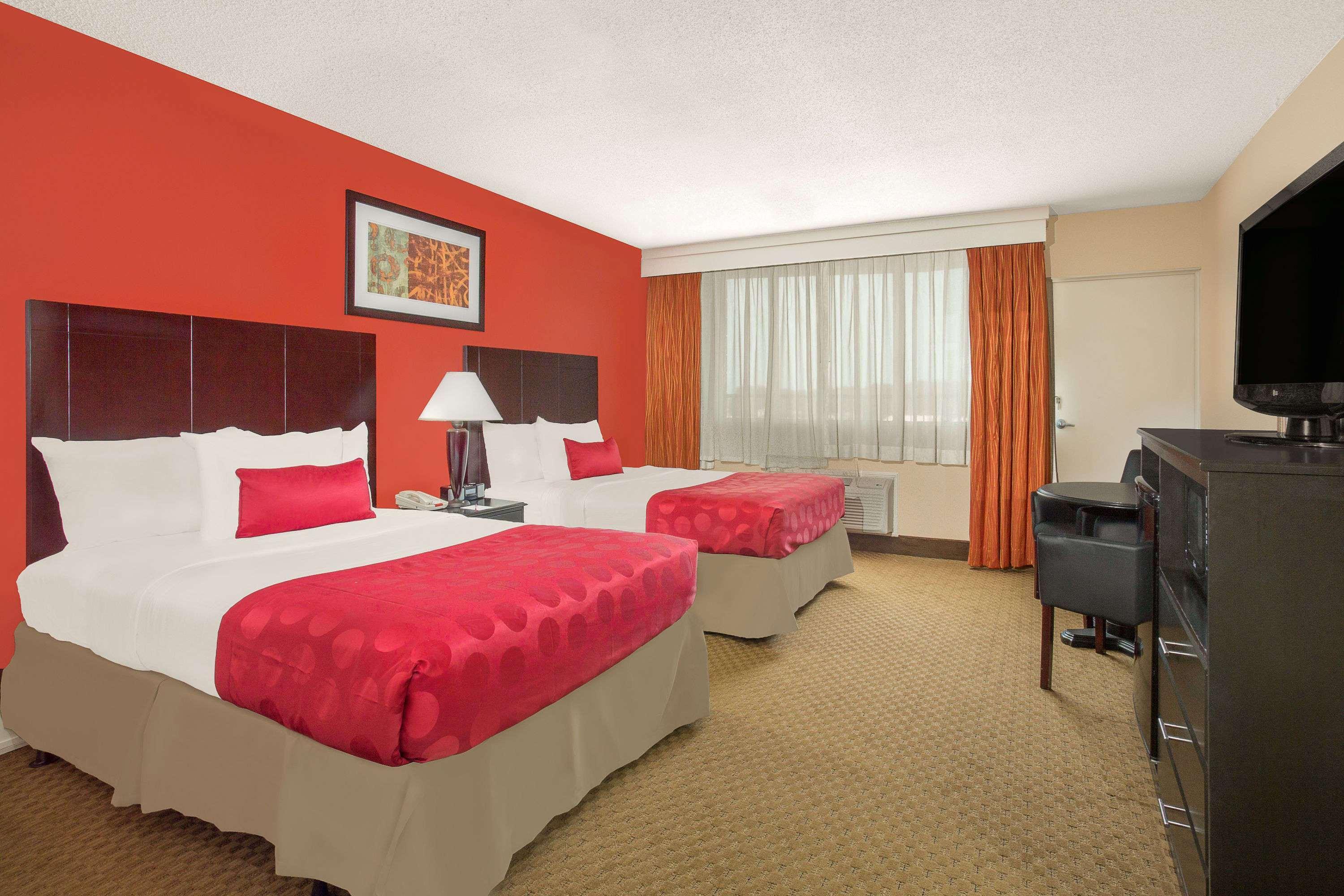 Ramada Plaza By Wyndham Fayetteville Fort Bragg Area Eksteriør bilde