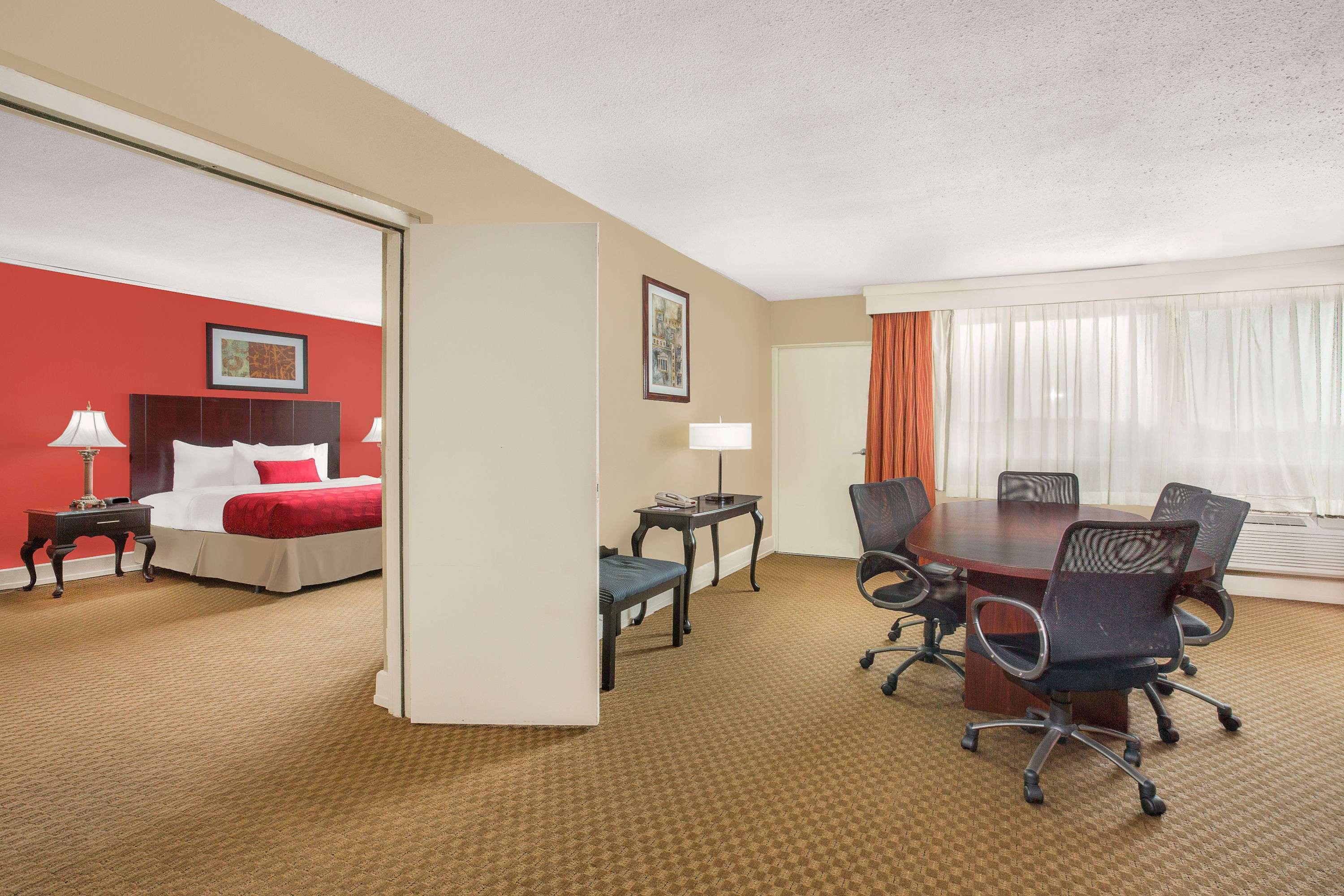 Ramada Plaza By Wyndham Fayetteville Fort Bragg Area Eksteriør bilde