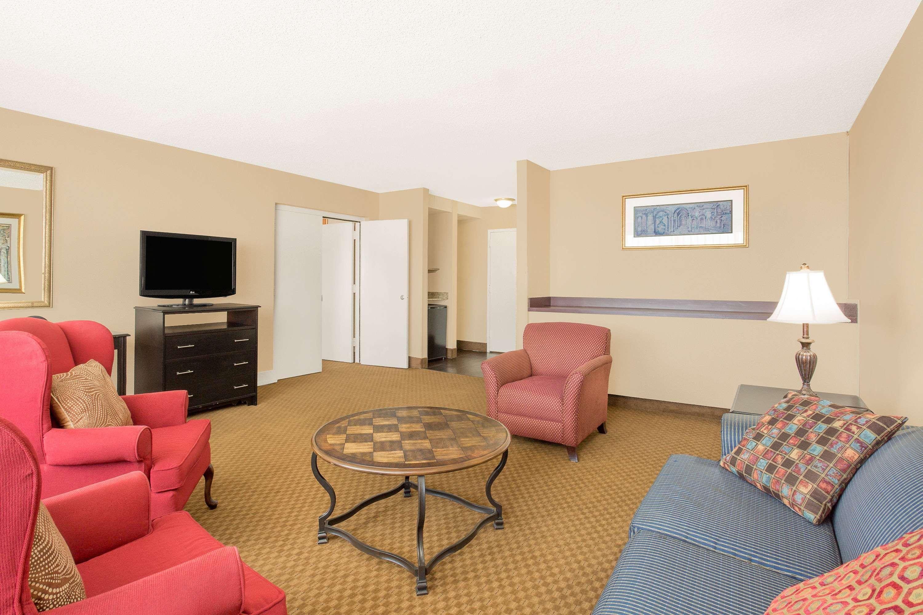 Ramada Plaza By Wyndham Fayetteville Fort Bragg Area Eksteriør bilde
