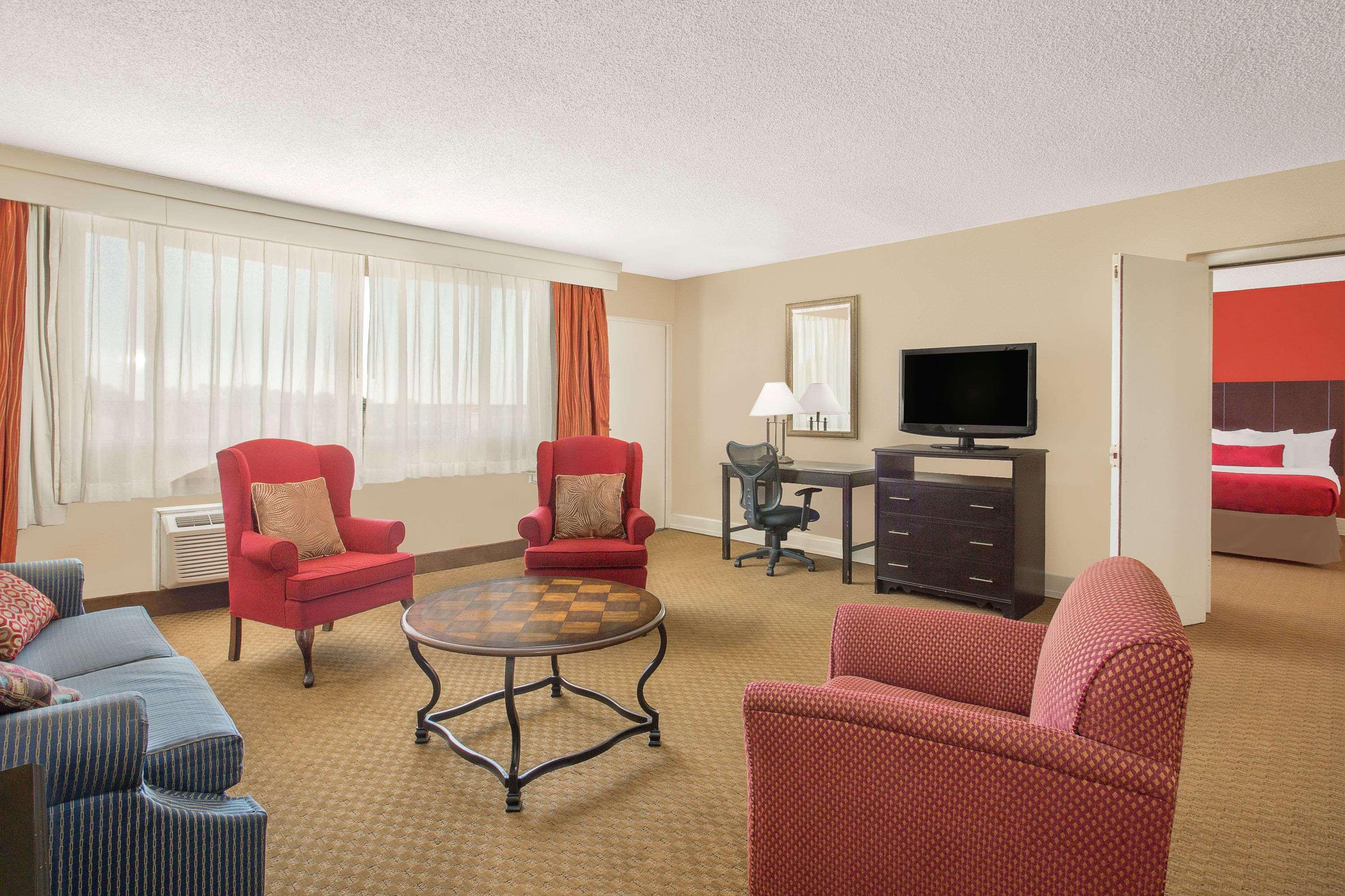 Ramada Plaza By Wyndham Fayetteville Fort Bragg Area Eksteriør bilde