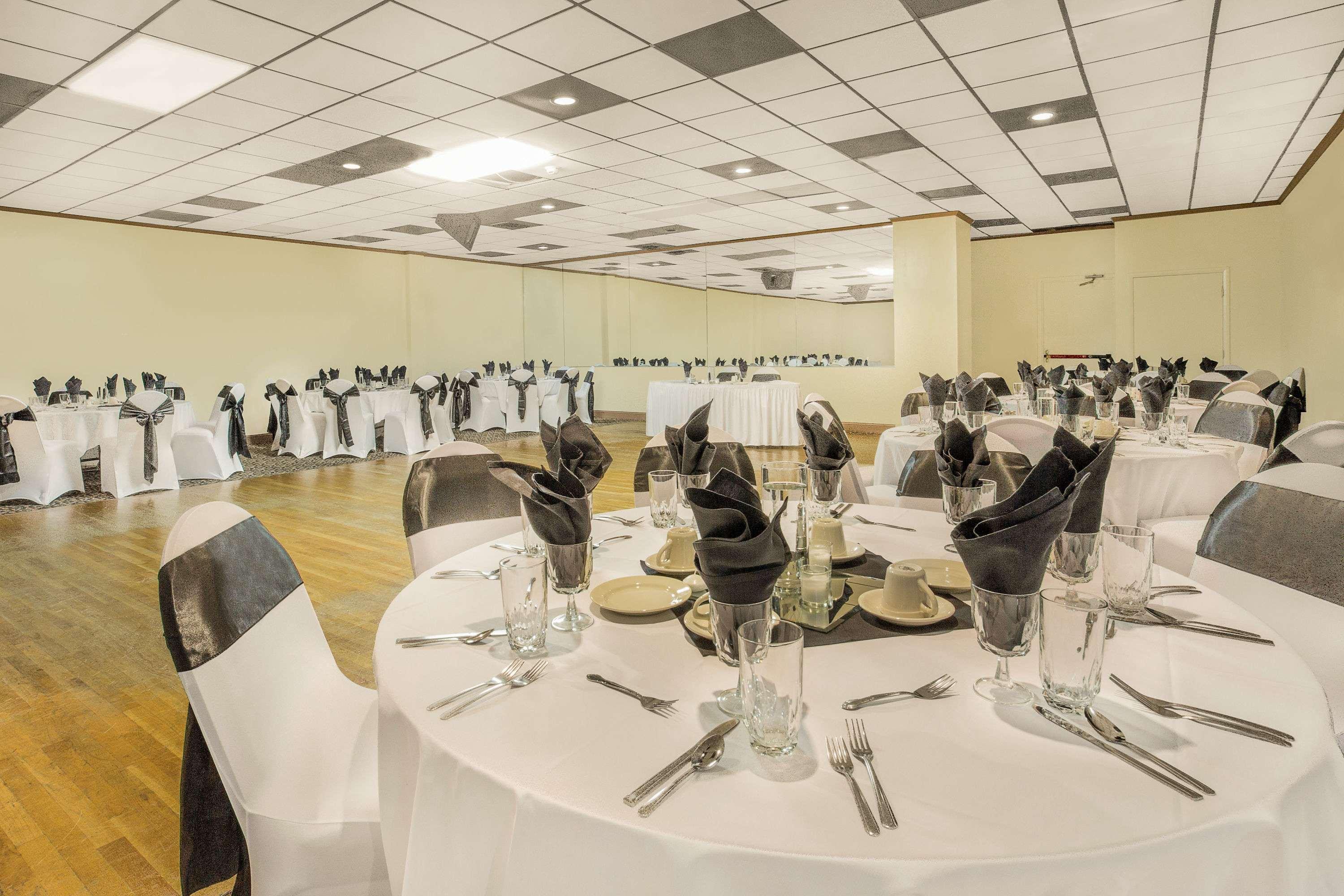 Ramada Plaza By Wyndham Fayetteville Fort Bragg Area Eksteriør bilde