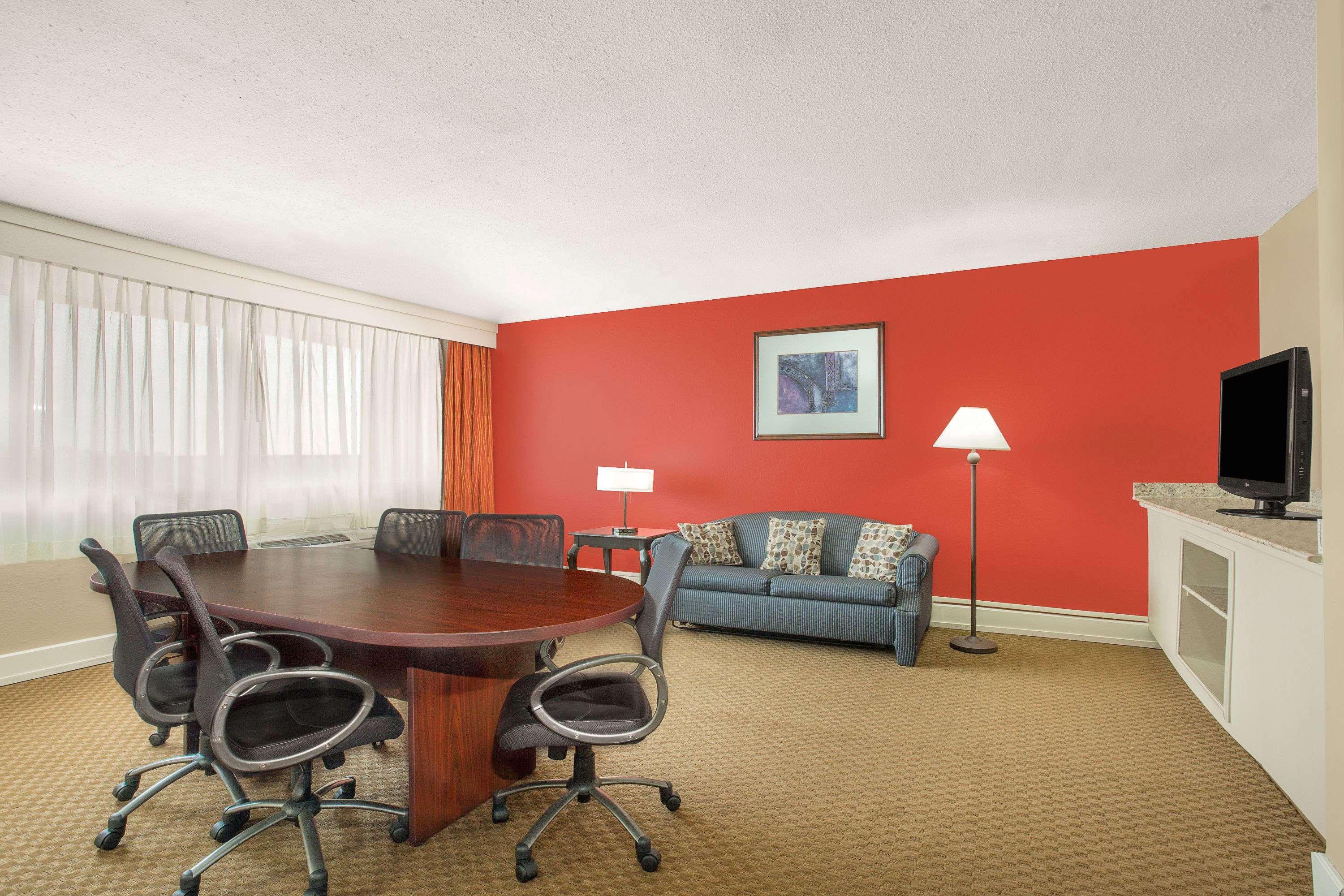 Ramada Plaza By Wyndham Fayetteville Fort Bragg Area Eksteriør bilde