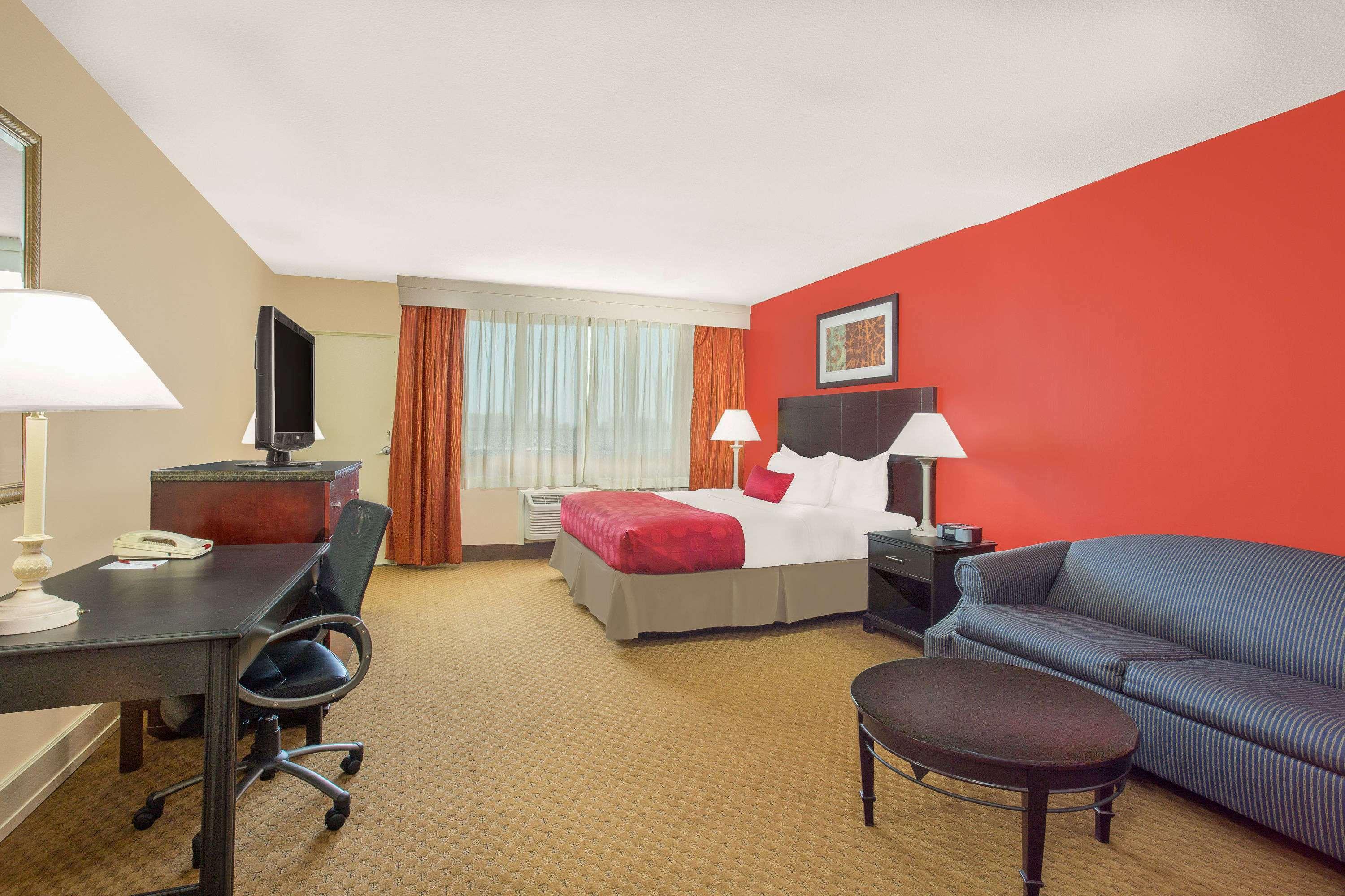Ramada Plaza By Wyndham Fayetteville Fort Bragg Area Eksteriør bilde