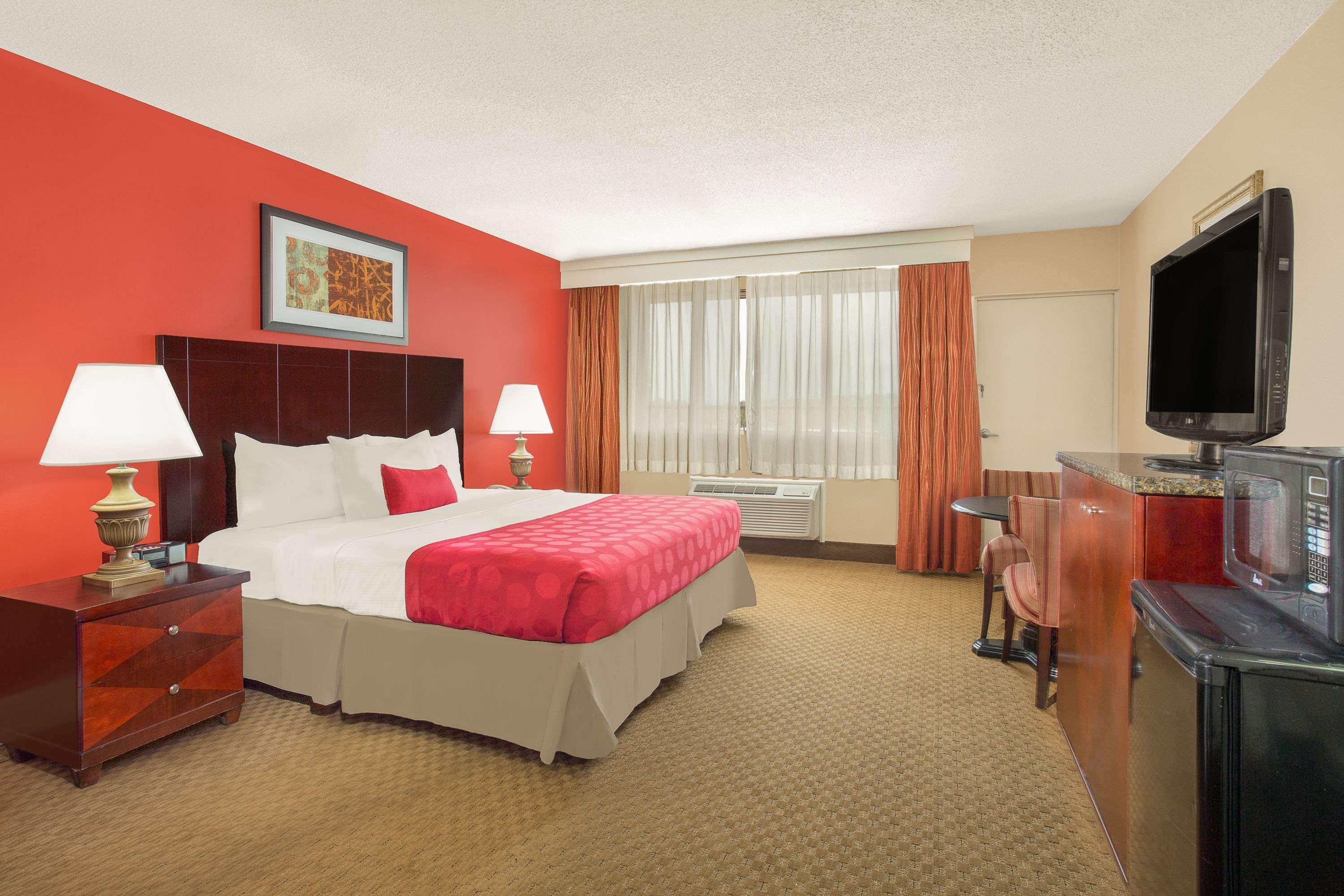 Ramada Plaza By Wyndham Fayetteville Fort Bragg Area Eksteriør bilde