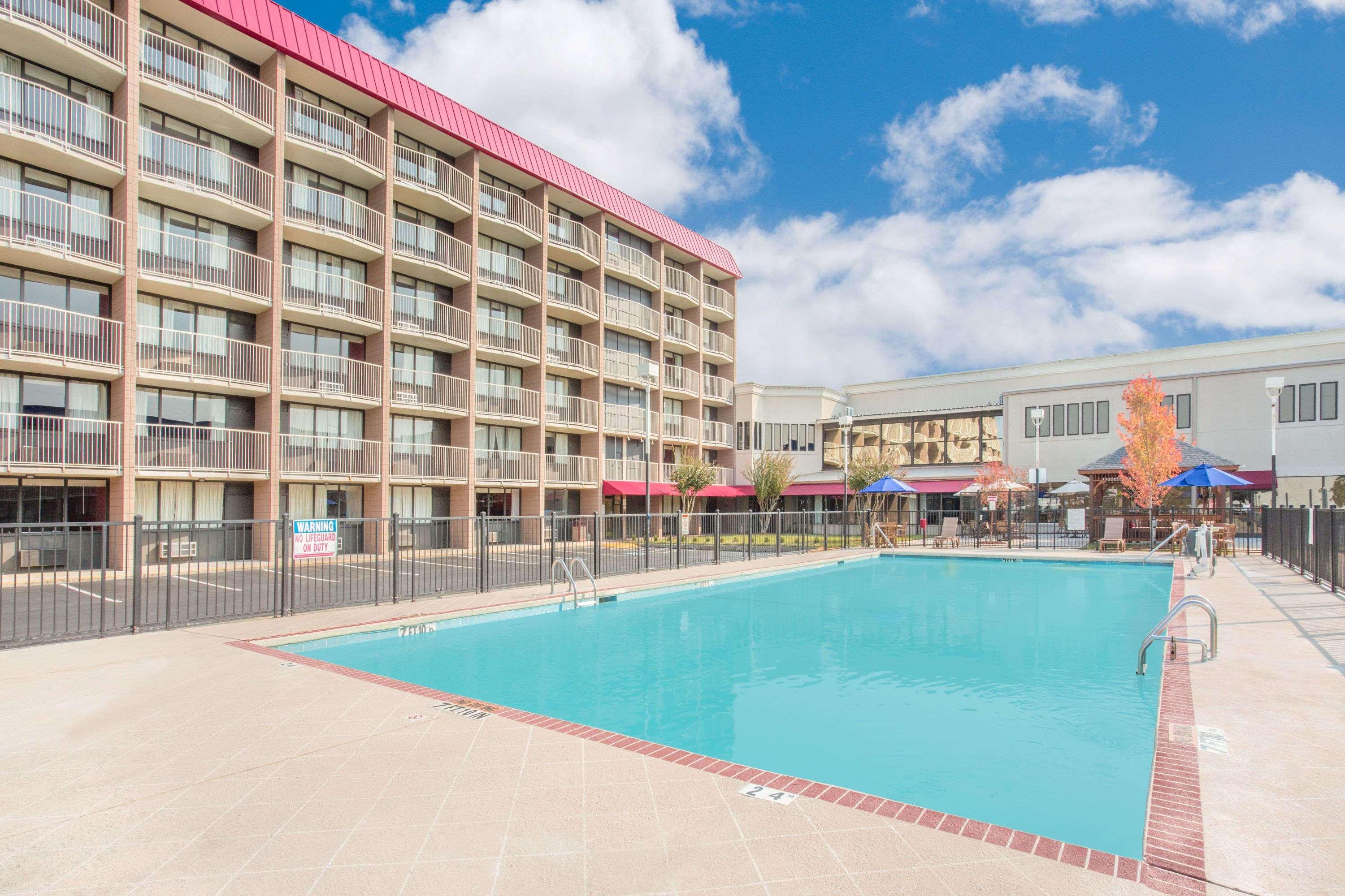 Ramada Plaza By Wyndham Fayetteville Fort Bragg Area Eksteriør bilde