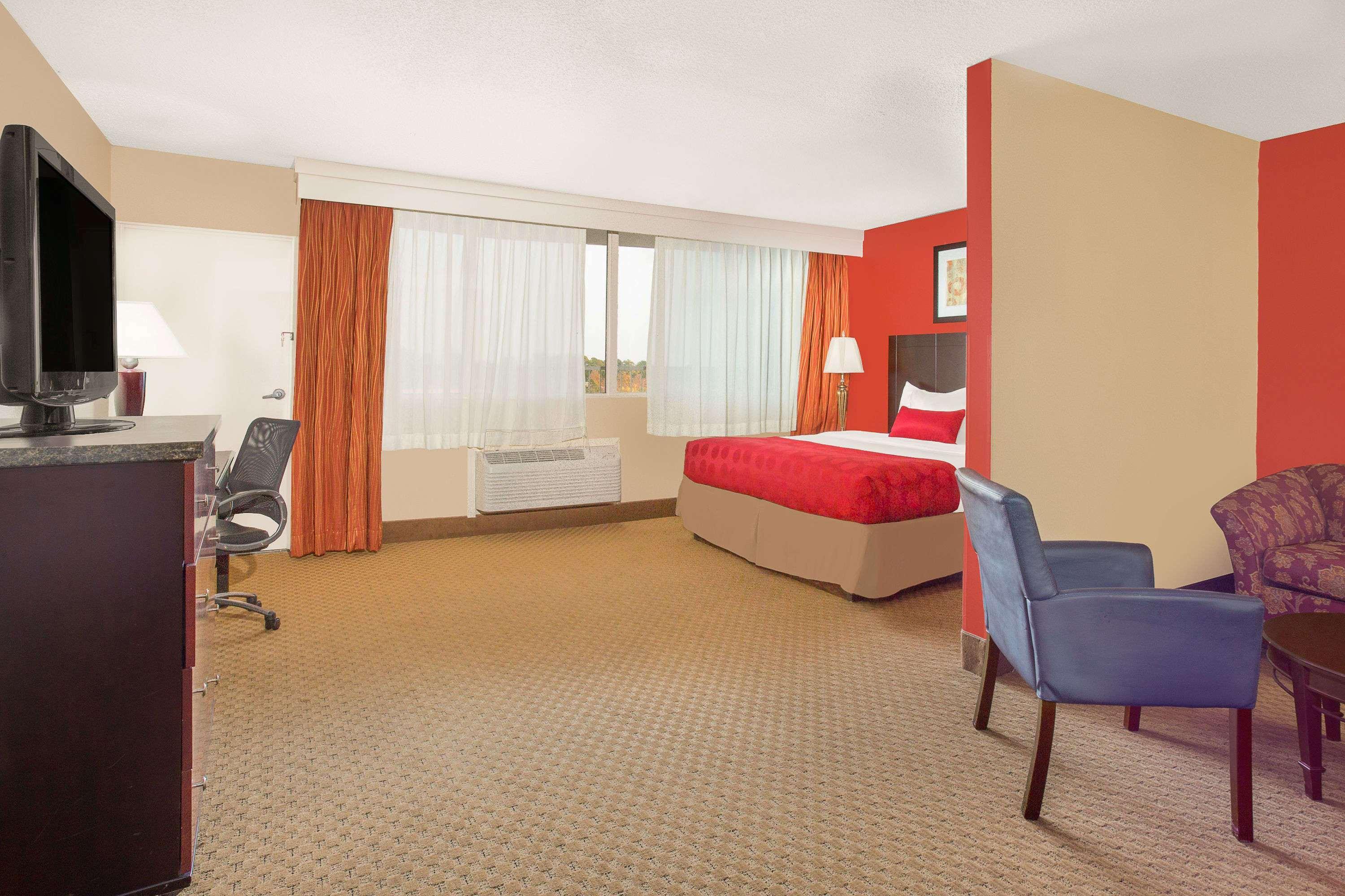 Ramada Plaza By Wyndham Fayetteville Fort Bragg Area Eksteriør bilde