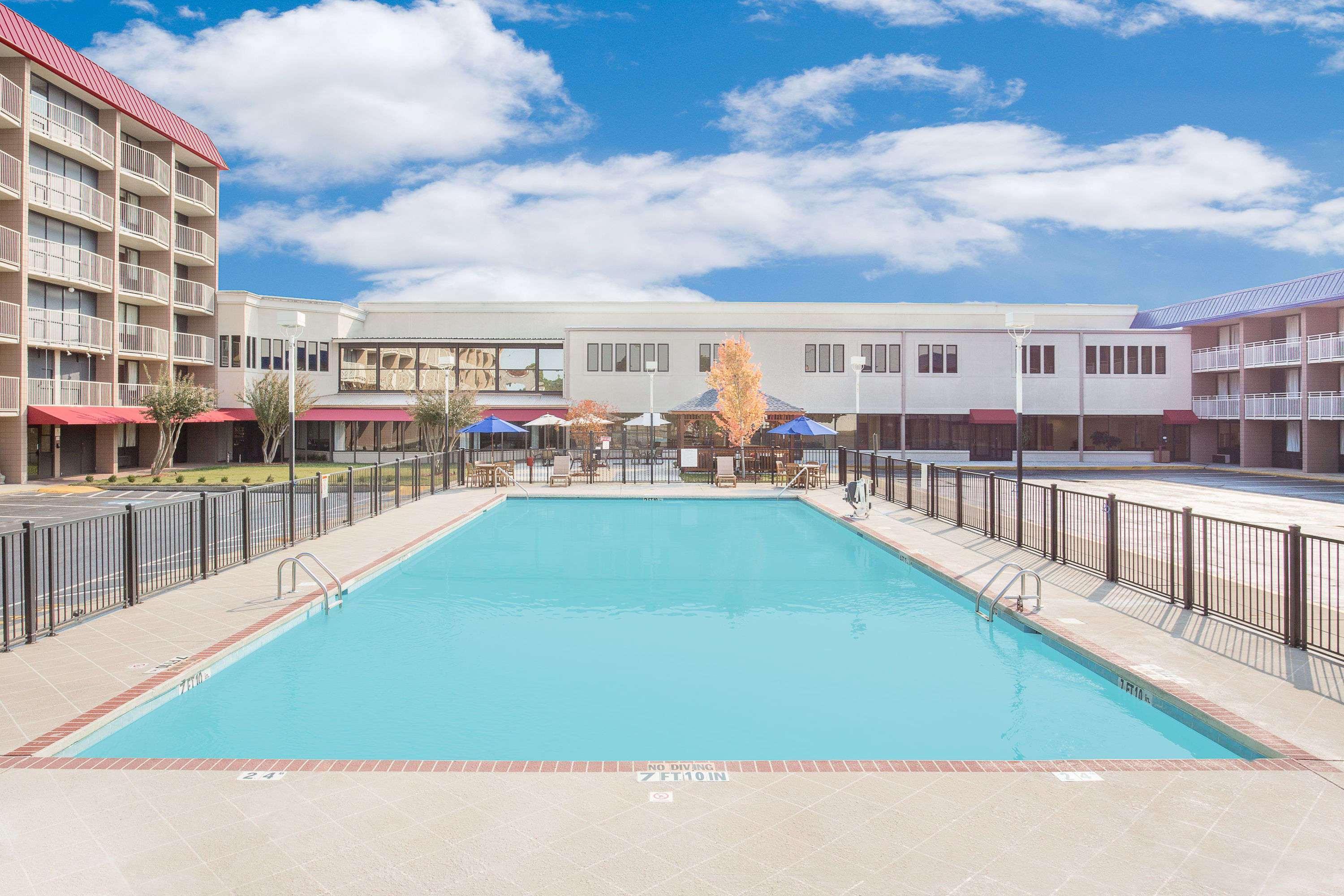Ramada Plaza By Wyndham Fayetteville Fort Bragg Area Eksteriør bilde