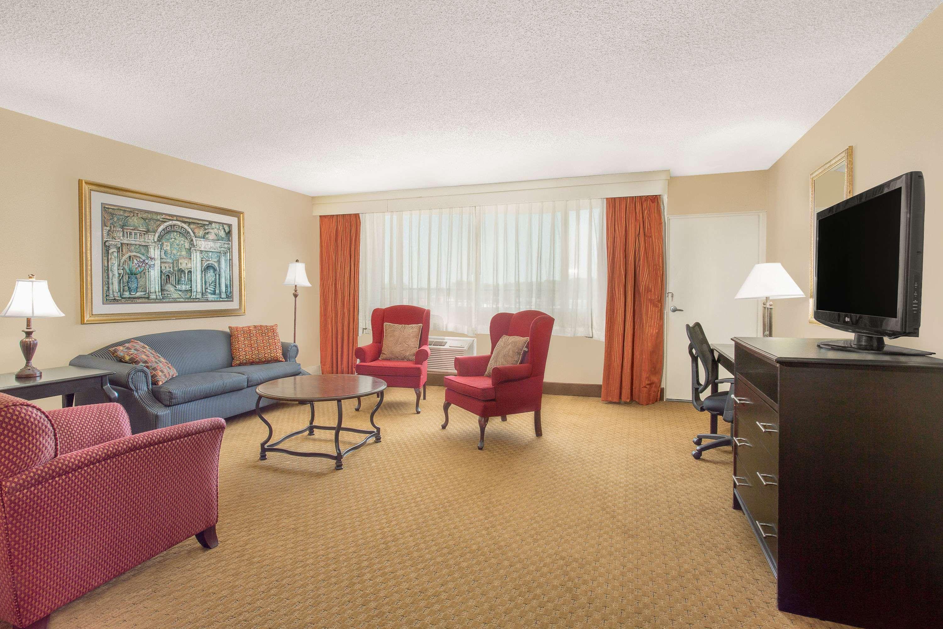 Ramada Plaza By Wyndham Fayetteville Fort Bragg Area Eksteriør bilde