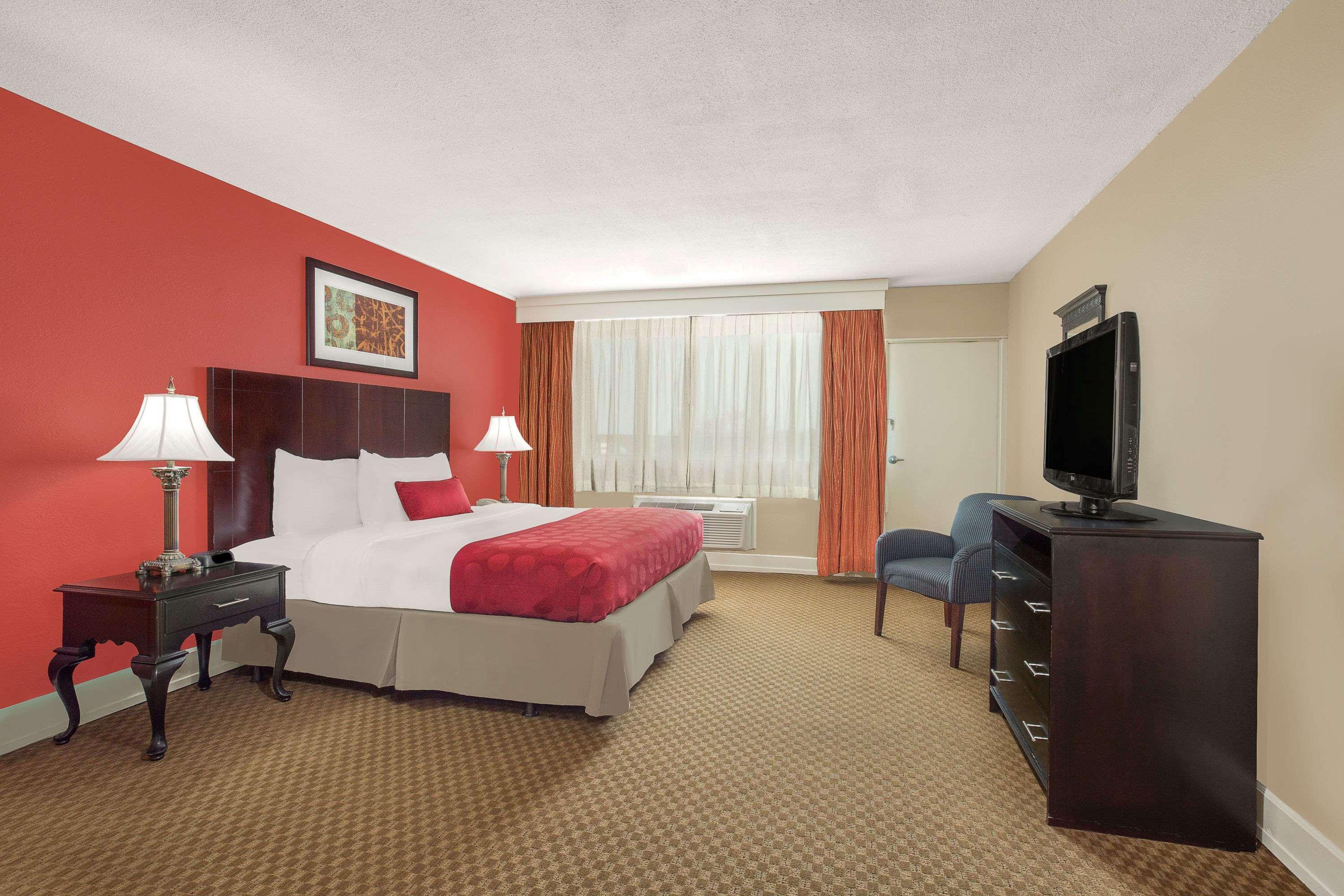 Ramada Plaza By Wyndham Fayetteville Fort Bragg Area Eksteriør bilde