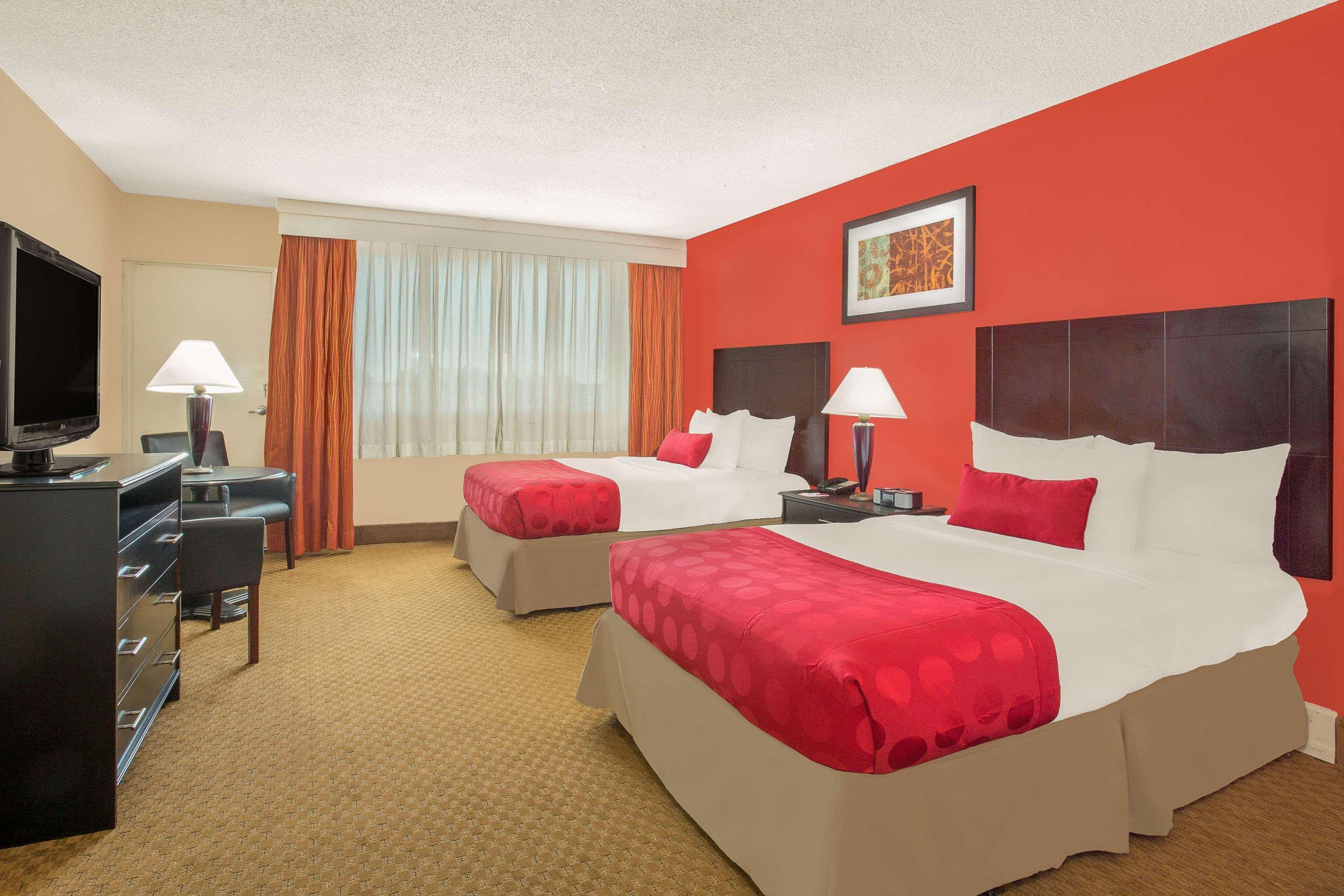Ramada Plaza By Wyndham Fayetteville Fort Bragg Area Eksteriør bilde