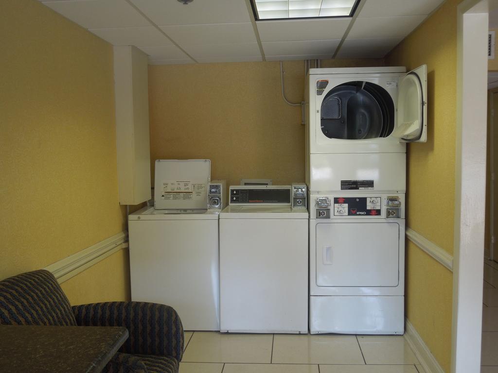 Ramada Plaza By Wyndham Fayetteville Fort Bragg Area Eksteriør bilde