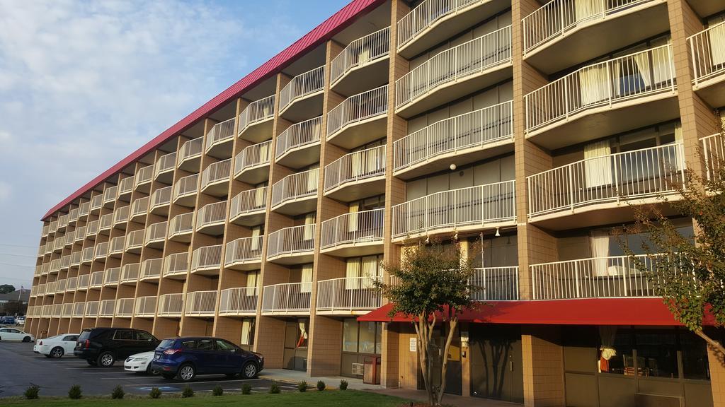 Ramada Plaza By Wyndham Fayetteville Fort Bragg Area Eksteriør bilde
