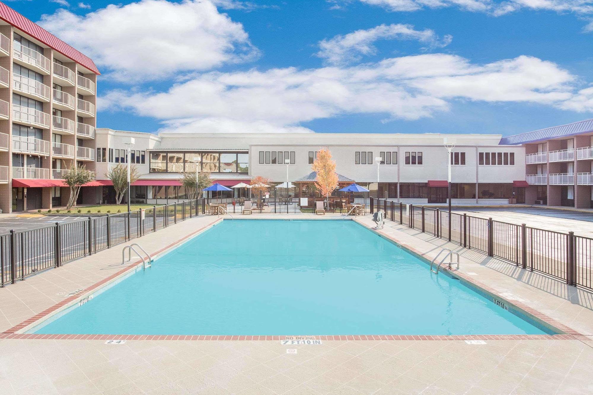 Ramada Plaza By Wyndham Fayetteville Fort Bragg Area Eksteriør bilde